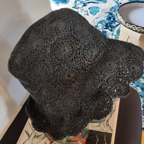Black Straw Hat With Woven Sunbursts for demure sunbathing or window shopping. M - Picture 1 of 5